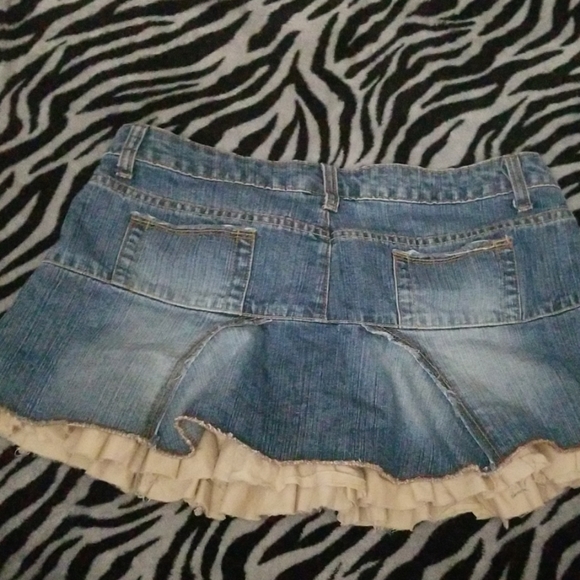 A mini skirt - Picture 2 of 2